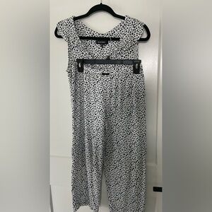 Ellen Tracy Animal Print
Capri Pajama Set. Med Top Small Bottom